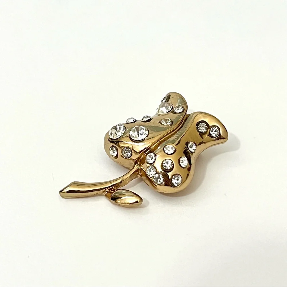 Crystal flower pin 🌷 - Picture 1 of 3